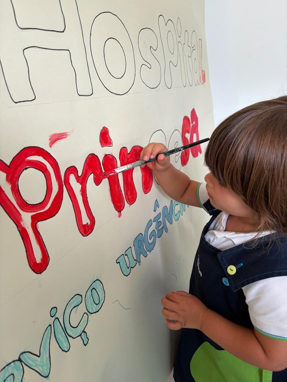Uma criança pequena a pintar