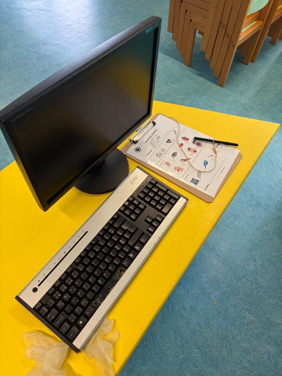 Teclado e prancheta no hospital da sala
