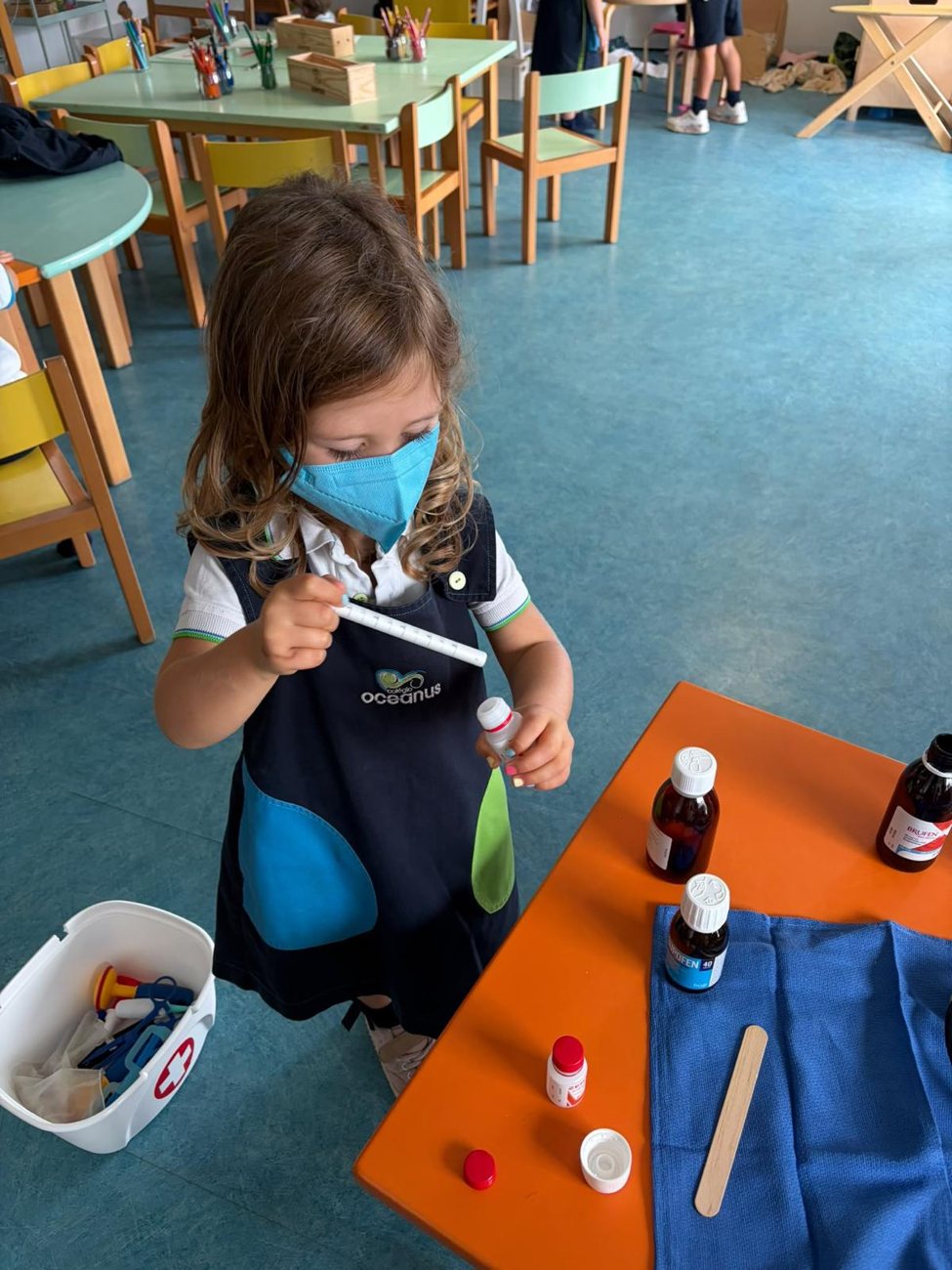 Menina com máscara a brincar aos médicos